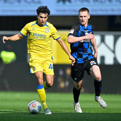 Paderborn, Home Deluxe Arena, 07.03.26, GER, Herren, 2.Bundesliga, Saison 2025-2026, SC Paderborn 07 - Eintracht Braunschweig Bild: v.li. im Zweikampf Johan GOMEZ (Braunschweig) und Tjark SCHELLER (Paderborn) DFL regulations prohibit any use of photographs as image sequences and or quasi-video. NRW Deutschland