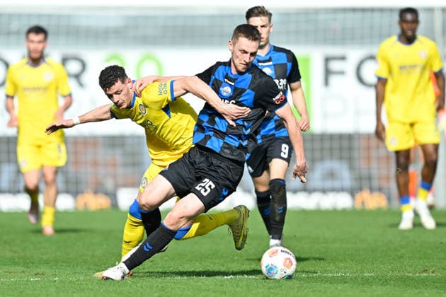 Paderborn, Home Deluxe Arena, 07.03.26, GER, Herren, 2.Bundesliga, Saison 2025-2026, SC Paderborn 07 - Eintracht Braunschweig Bild: v.li. im Zweikampf Erencan YARDIMCI (Braunschweig) und Tjark SCHELLER (Paderborn) DFL regulations prohibit any use of photographs as image sequences and or quasi-video. NRW Deutschland