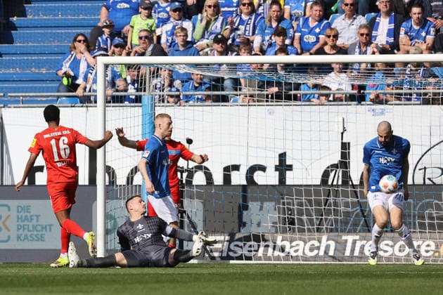 07.03.2026, xtvx, Fussball 2.Bundesliga, SV Darmstadt 98 - Holstein Kiel v.l. Torschuss, has a shot on goal Andu Kelati (Holstein Kiel) Torwart Marcel Schuhen (SV Darmstadt 98) Aleksandar Vukotic (SV Darmstadt 98) (DFL DFB REGULATIONS PROHIBIT ANY USE OF PHOTOGRAPHS as IMAGE SEQUENCES and or QUASI-VIDEO) Darmstadt