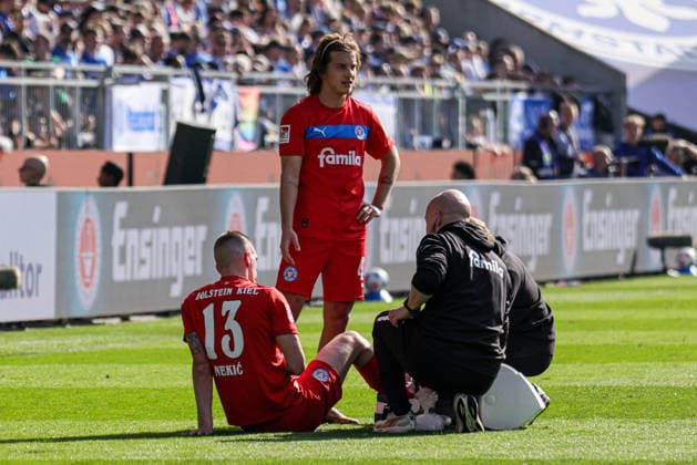 07.03.2026, xhettx, Fussball 2.Bundesliga, SV Darmstadt 98 - Holstein Kiel v.l. Behandlung von Ivan NekiÄ‡ (KSV Holstein Kiel, 13) (DFL DFB REGULATIONS PROHIBIT ANY USE OF PHOTOGRAPHS as IMAGE SEQUENCES and or QUASI-VIDEO)