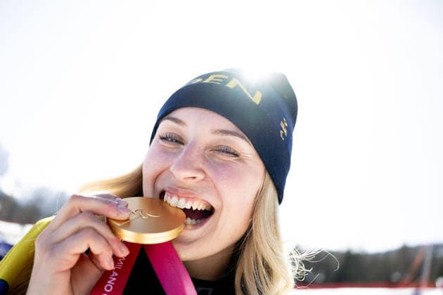 260307 Ebba Arsjö of Sweden poses for a portrait with her gold medal after the women s para alpine skiing downhill standing during day 1 of the Milano Cortina 2026 Winter Paralympic Games on March 7, 2026 in Cortina. Photo: Maxim Thore BILDBYRAN kod MT MT1009 alpint alpine skiing paralympic games paralympics paralympiska spel paralympiske leker vinter-paralympics winter paralympics milano cortina 2026 milano cortina 2026 winter paralympic games 1 bbeng störtlopp dam jubel porträtt *** 260307 Ebba Arsjö of Sweden poses for a portrait with her gold medal after the women s para alpine skiing downhill standing during day 1 of the Milano Cortina 2026 Winter Paralympic Games on March 7, 2026 in Cortina Photo Maxim Thore BILDBYRAN code MT MT1009 alpine alpine skiing paralympic games paralympic games paralympiske leker vinter paralympics winter paralympics milano cortina 2026 milano cortina 2026 winter paralympic games 1 bbeng störtlopp dam jubel portrait  Copyright: MAXIMxTHORE BB260307MT061