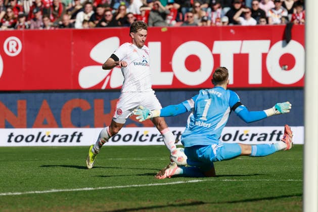 v.l.n.r.: Christopher Lenz (Fortuna Düsseldorf) mit dem Assist zum Tor zum 0:1., Torwart Jan Reichert (1.FC Nuernberg, 1). Fussball 2. Bundesliga, 1. FC Nürnberg – Fortuna Düsseldorf im Max-Morlock-Stadion, Nürnberg, Deutschland, am 7. März 2026. in action during the 2. Bundesliga match between 1. FC Nürnberg and Fortuna Düsseldorf at the Max-Morlock-Stadion, Nuremberg, Germany, on March 7, 2026 DFL REGULATIONS PROHIBIT ANY USE OF PHOTOGRAPHS AS IMAGE SEQUENCES AND OR QUASI-VIDEO.