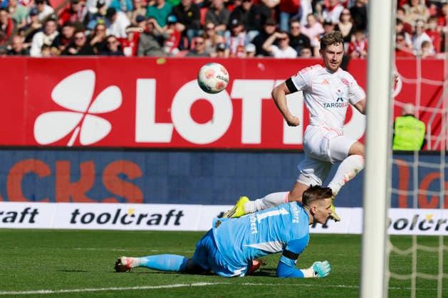 v.l.n.r.: Christopher Lenz (Fortuna Düsseldorf) mit dem Assist zum Tor zum 0:1., Torwart Jan Reichert (1.FC Nuernberg, 1). Fussball 2. Bundesliga, 1. FC Nürnberg – Fortuna Düsseldorf im Max-Morlock-Stadion, Nürnberg, Deutschland, am 7. März 2026. in action during the 2. Bundesliga match between 1. FC Nürnberg and Fortuna Düsseldorf at the Max-Morlock-Stadion, Nuremberg, Germany, on March 7, 2026 DFL REGULATIONS PROHIBIT ANY USE OF PHOTOGRAPHS AS IMAGE SEQUENCES AND OR QUASI-VIDEO.