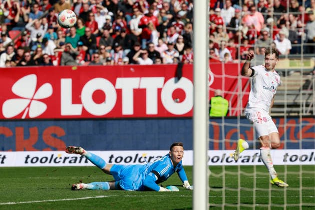 v.l.n.r.: Christopher Lenz (Fortuna Düsseldorf) mit dem Assist zum Tor zum 0:1., Torwart Jan Reichert (1.FC Nuernberg, 1). Fussball 2. Bundesliga, 1. FC Nürnberg – Fortuna Düsseldorf im Max-Morlock-Stadion, Nürnberg, Deutschland, am 7. März 2026. in action during the 2. Bundesliga match between 1. FC Nürnberg and Fortuna Düsseldorf at the Max-Morlock-Stadion, Nuremberg, Germany, on March 7, 2026 DFL REGULATIONS PROHIBIT ANY USE OF PHOTOGRAPHS AS IMAGE SEQUENCES AND OR QUASI-VIDEO.