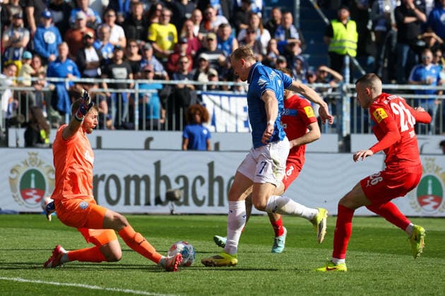2026.03.07 xjfx 2.Bundesliga SV Darmstadt 98 - Holstein Kiel v.l., Torwart Timon Weiner (Holstein Kiel), Isac Alexi Sivert Lidberg (SV Darmstadt 98) auf dem weg zum 1:0, Magnus Knudsen (Holstein Kiel) (DFL DFB REGULATIONS PROHIBIT ANY USE OF PHOTOGRAPHS as IMAGE SEQUENCES and or QUASI-VIDEO)