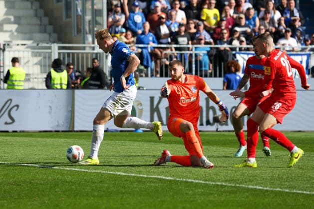 2026.03.07 xjfx 2.Bundesliga SV Darmstadt 98 - Holstein Kiel v.l., Isac Alexi Sivert Lidberg (SV Darmstadt 98) auf dem weg zum 1:0, Torwart Timon Weiner (Holstein Kiel), Magnus Knudsen (Holstein Kiel) (DFL DFB REGULATIONS PROHIBIT ANY USE OF PHOTOGRAPHS as IMAGE SEQUENCES and or QUASI-VIDEO)