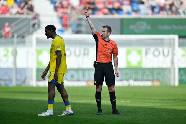 Paderborn, Home Deluxe Arena, 07.03.26, GER, Herren, 2.Bundesliga, Saison 2025-2026, SC Paderborn 07 - Eintracht Braunschweig Bild: Rot, rote Karte Patrick NKOA (Braunschweig) DFL regulations prohibit any use of photographs as image sequences and or quasi-video. NRW Deutschland