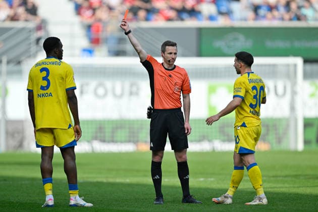 Paderborn, Home Deluxe Arena, 07.03.26, GER, Herren, 2.Bundesliga, Saison 2025-2026, SC Paderborn 07 - Eintracht Braunschweig Bild: Rot, rote Karte Patrick NKOA (Braunschweig) DFL regulations prohibit any use of photographs as image sequences and or quasi-video. NRW Deutschland
