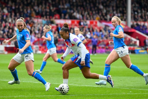 England v Iceland - 2027 FIFA Women s World Cup Qualifier Lauren James of England is under pressure from Gudny Arnadottir of Iceland during the FIFA Women s World Cup Group 3 Qualifying match between England Women and Iceland at the City Ground in Nottingham, England, on March 7, 2026. Nottingham Nottinghamshire United Kingdom  Copyright: xMIxNewsx originalFilename:fletcher-englandw260307_nplMq.jpg