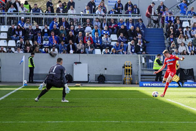 07.03.2026, xhettx, Fussball 2.Bundesliga, SV Darmstadt 98 - Holstein Kiel v.l. die große Chance zum 2:1 durch Alexander Olof Bernhardsson (KSV Holstein Kiel, 11), er passt allerdings in die Mitte (DFL DFB REGULATIONS PROHIBIT ANY USE OF PHOTOGRAPHS as IMAGE SEQUENCES and or QUASI-VIDEO)