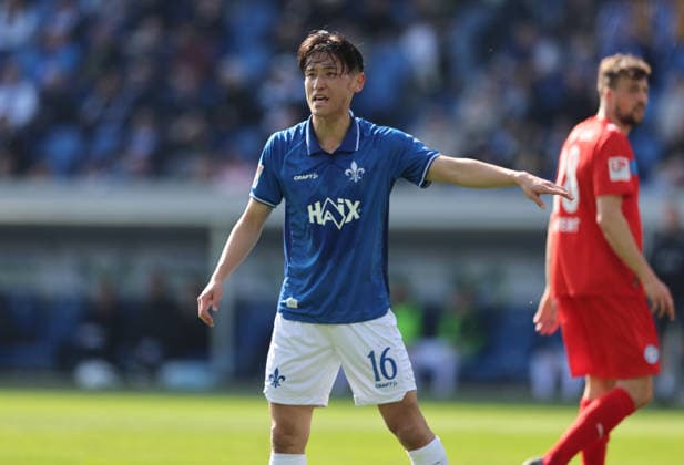 07.03.2026, Fussball 2. Bundesliga, SV Darmstadt 98 - Holstein Kiel, emonline, emspor, despor, v.l., Hiroki Akiyama (SV Darmstadt 98) gibt Anweisungen, gestikuliert, mit den Armen gestikulieren, gives instructions, gesticulate DFL DFB REGULATIONS PROHIBIT ANY USE OF PHOTOGRAPHS AS IMAGE SEQUENCES AND OR QUASI-VIDEO. xdcx