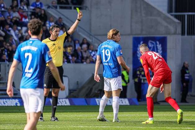 07.03.2026, xhettx, Fussball 2.Bundesliga, SV Darmstadt 98 - Holstein Kiel v.l. Deniz Aytekin (DFB) zeigt Fynn Luca Lakenmacher (SV Darmstadt 98, 19) Gelb (DFL DFB REGULATIONS PROHIBIT ANY USE OF PHOTOGRAPHS as IMAGE SEQUENCES and or QUASI-VIDEO)