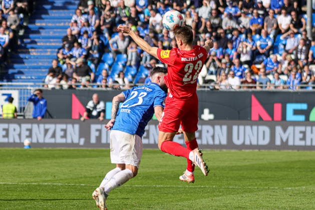 07.03.2026, xhettx, Fussball 2.Bundesliga, SV Darmstadt 98 - Holstein Kiel v.l. Stefan Schwab (KSV Holstein Kiel, 22) mit dem Kopf von Marco Richter (SV Darmstadt 98, 23) (DFL DFB REGULATIONS PROHIBIT ANY USE OF PHOTOGRAPHS as IMAGE SEQUENCES and or QUASI-VIDEO)