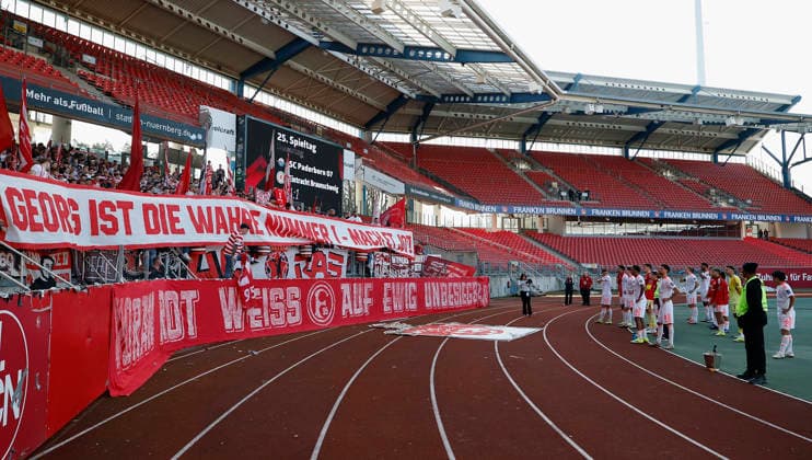 v.l.n.r.: Die Fortuna-Düsseldorf-Fans halten ein großes Banner hoch mit der Aufschrift: GEORG IST DIE WAHRE NUMMER 1 – MACH ET JOT! und singen Georg Koch ist wahre Nummer 1. Fussball 2. Bundesliga, 1. FC Nürnberg – Fortuna Düsseldorf im Max-Morlock-Stadion, Nürnberg, Deutschland, am 7. März 2026. in action during the 2. Bundesliga match between 1. FC Nürnberg and Fortuna Düsseldorf at the Max-Morlock-Stadion, Nuremberg, Germany, on March 7, 2026 DFL REGULATIONS PROHIBIT ANY USE OF PHOTOGRAPHS AS IMAGE SEQUENCES AND OR QUASI-VIDEO.