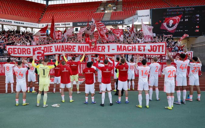 v.l.n.r.: Die Fortuna-Düsseldorf-Fans halten ein großes Banner hoch mit der Aufschrift: GEORG IST DIE WAHRE NUMMER 1 – MACH ET JOT! und singen Georg Koch ist wahre Nummer 1. Fussball 2. Bundesliga, 1. FC Nürnberg – Fortuna Düsseldorf im Max-Morlock-Stadion, Nürnberg, Deutschland, am 7. März 2026. in action during the 2. Bundesliga match between 1. FC Nürnberg and Fortuna Düsseldorf at the Max-Morlock-Stadion, Nuremberg, Germany, on March 7, 2026 DFL REGULATIONS PROHIBIT ANY USE OF PHOTOGRAPHS AS IMAGE SEQUENCES AND OR QUASI-VIDEO.