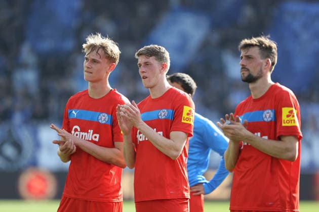 07.03.2026, xtvx, Fussball 2.Bundesliga, SV Darmstadt 98 - Holstein Kiel v.l. Kasper Davidsen (Holstein Kiel) Alexander Bernhardsson (Holstein Kiel) Jonas Meffert (Holstein Kiel) nach dem Spiel, after the match bedankt sich bei den Fans, applauds the fans (DFL DFB REGULATIONS PROHIBIT ANY USE OF PHOTOGRAPHS as IMAGE SEQUENCES and or QUASI-VIDEO) Darmstadt