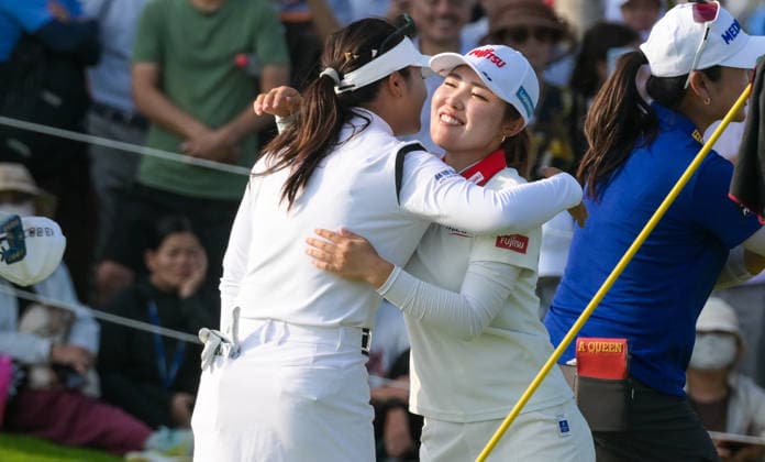 (260307) -- LINGSHUI, March 7, 2026 -- Zhang Weiwei (L) of China hugs Furue Ayaka of Japan after the third round of the Blue Bay LPGA, Golf Damen golf tournament in Lingshui, south China s Hainan Province, March 7, 2026. ) (SP)CHINA-HAINAN-LINGSHUI-GOLF-BLUE BAY LPGA (CN) YangxGuanyu 