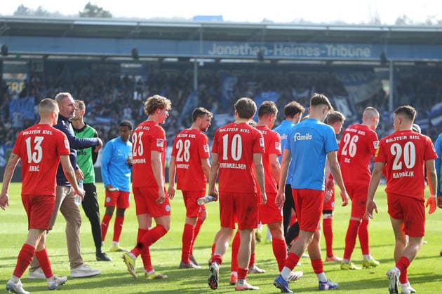 07.03.2026, xtvx, Fussball 2.Bundesliga, SV Darmstadt 98 - Holstein Kiel v.l. Mannschaft Holstein Kiel nach dem Spiel, after the match enttaeuscht, enttaeuscht schauend, dissapointed (DFL DFB REGULATIONS PROHIBIT ANY USE OF PHOTOGRAPHS as IMAGE SEQUENCES and or QUASI-VIDEO) Darmstadt