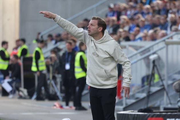 2026.03.07 xjfx 2.Bundesliga SV Darmstadt 98 - Holstein Kiel v.l., head coach Florian Kohfeldt (SV Darmstadt 98) gibt Anweisungen, gestikuliert, mit den Armen gestikulieren gives instructions, gesticulate. (DFL DFB REGULATIONS PROHIBIT ANY USE OF PHOTOGRAPHS as IMAGE SEQUENCES and or QUASI-VIDEO)