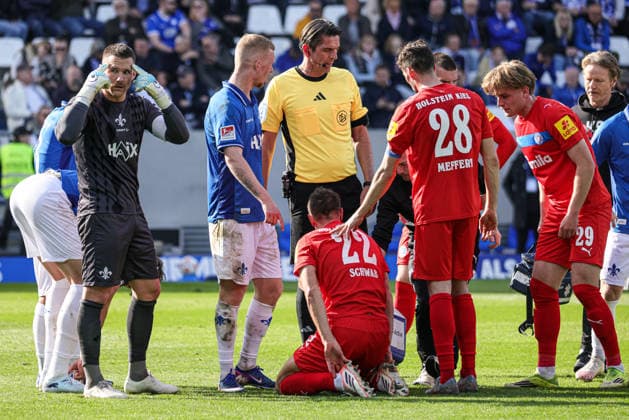 07.03.2026, xhettx, Fussball 2.Bundesliga, SV Darmstadt 98 - Holstein Kiel v.l. Behandlung bei Stefan Schwab (KSV Holstein Kiel, 22) (DFL DFB REGULATIONS PROHIBIT ANY USE OF PHOTOGRAPHS as IMAGE SEQUENCES and or QUASI-VIDEO)