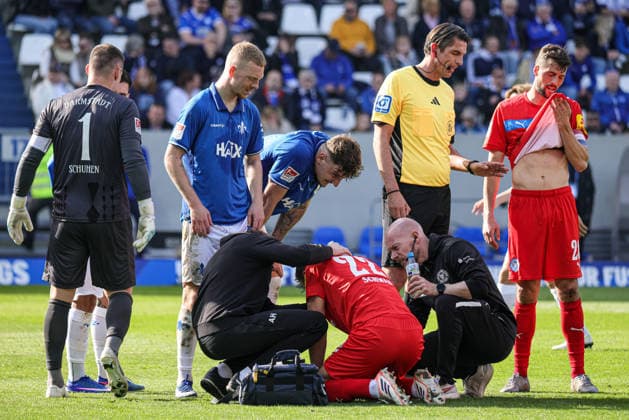 07.03.2026, xhettx, Fussball 2.Bundesliga, SV Darmstadt 98 - Holstein Kiel v.l. Behandlung bei Stefan Schwab (KSV Holstein Kiel, 22) (DFL DFB REGULATIONS PROHIBIT ANY USE OF PHOTOGRAPHS as IMAGE SEQUENCES and or QUASI-VIDEO)