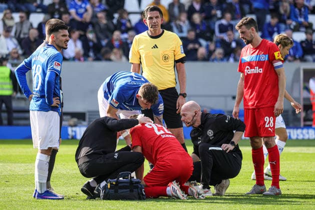 07.03.2026, xhettx, Fussball 2.Bundesliga, SV Darmstadt 98 - Holstein Kiel v.l. Behandlung bei Stefan Schwab (KSV Holstein Kiel, 22) (DFL DFB REGULATIONS PROHIBIT ANY USE OF PHOTOGRAPHS as IMAGE SEQUENCES and or QUASI-VIDEO)