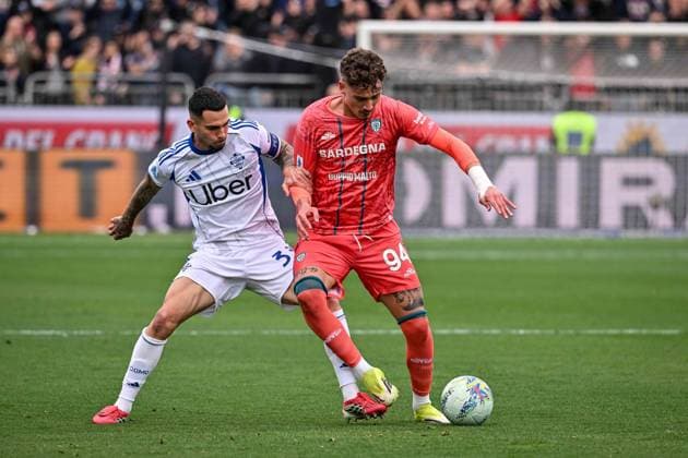 Sebastiano Esposito of Cagliari Calcio during Cagliari Calcio vs Como 1907, Italian soccer Serie A match in Cagliari, Italy, March 07 2026  Copyright: xLuigixCanu IPAxSportx xipa-agency.netx xx IPA_72509768 IPA_Agency_IPA72509768