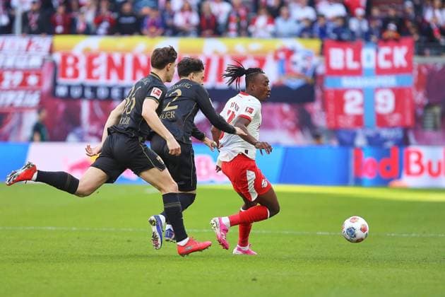 Leipzig, Sachsen, Deutschland, 07.03.2026: Red-Bull-Arena: 25. Spieltag, Saison 2025 26, 1. Fußball-Bundesliga: RB Leipzig - FC Augsburg: Mert Kömür (36, FCA), Fabian Rieder (32, FCA) und Yan Diomande (49, RBL)