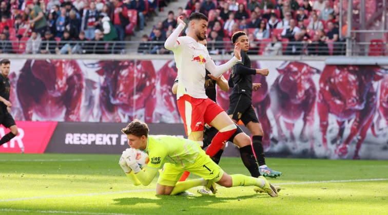 RB Leipzig - Augsburg Bundesliga Leipzig, 07.03.2026, Red Bull Arena, Fußball, 1.Bundesliga, 25.Spieltag , RB Leipzig vs. FC Augsburg , Im Bild von vorn: Torwart Finn Dahmen ( 1,Augsburg), Romulo Jose Cardoso da Cruz ( 40, RBL). , Nur zur redaktionellen Nutzung. Only editorial use. , DFL DFB regulations prohibit any use of photographs as image sequences and or quasi-video. ,