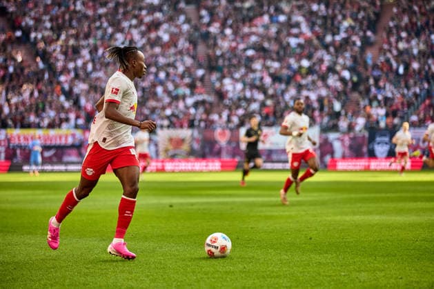 07.03.2026, Fußball, Männer, Bundesliga, 2025 2026, RB Leipzig - FC Augsburg Yan Diomande (49, RB Leipzig), Freisteller, Aktion, mit Ball, Fans im Hintergrund Leipzig Red Bull Arena Sachsen Deutschland