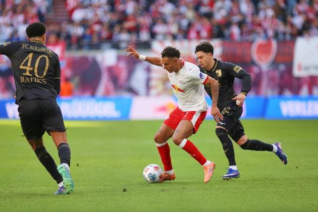 Leipzig, Sachsen, Deutschland, 07.03.2026: Red-Bull-Arena: 25. Spieltag, Saison 2025 26, 1. Fußball-Bundesliga: RB Leipzig - FC Augsburg: Noahkai Banks (40, FCA), Antonio Nusa (7, RBL) und Fabian Rieder (32, FCA)