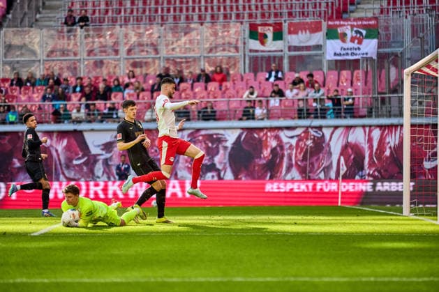 07.03.2026, Fußball, Männer, Bundesliga, 2025 2026, RB Leipzig - FC Augsburg Romulo (40, RB Leipzig), springt über Finn Dahmen (1, FC Augsburg) hinweg Versuch eines Torschusses Leipzig Red Bull Arena Sachsen Deutschland