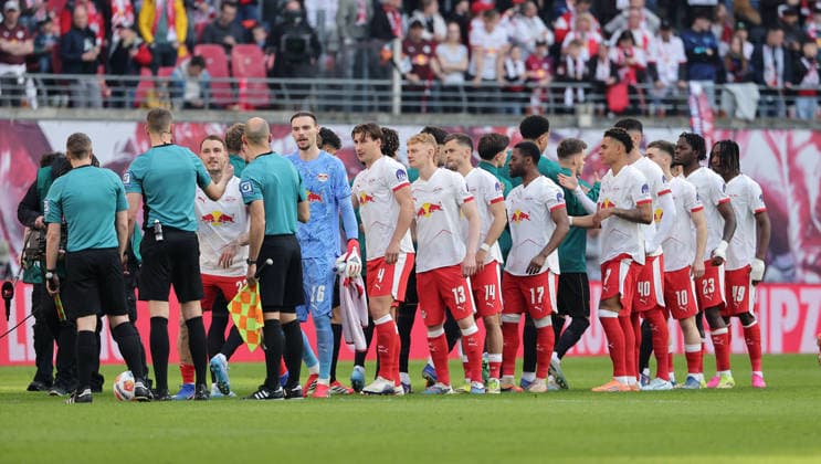 Begrüßung der Mannschaften vor Spielbeginn Fußball Fussball DFL Bundesliga Herren 25. Spieltag Saison 2025 2026 07.03.2026 RasenBallsport RB Leipzig RBL vs. FC Augsburg FCA in der RedBull Arena DFL regulations prohibit any use of photographs as image sequences and or quasi-video.