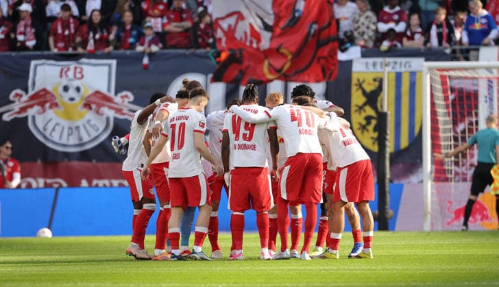 Leipziger Mannschaftskreis vor Spielbeginn beim einschwören, Ritual Fußball Fussball DFL Bundesliga Herren 25. Spieltag Saison 2025 2026 07.03.2026 RasenBallsport RB Leipzig RBL vs. FC Augsburg FCA in der RedBull Arena DFL regulations prohibit any use of photographs as image sequences and or quasi-video.