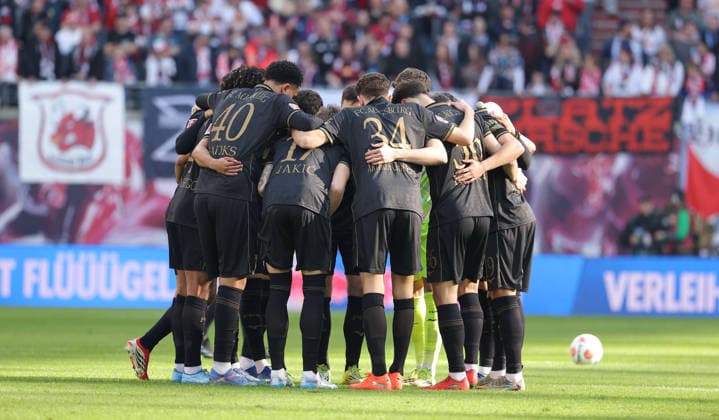 Augsburger Mannschaftskreis vor Spielbeginn beim einschwören, Ritual Fußball Fussball DFL Bundesliga Herren 25. Spieltag Saison 2025 2026 07.03.2026 RasenBallsport RB Leipzig RBL vs. FC Augsburg FCA in der RedBull Arena DFL regulations prohibit any use of photographs as image sequences and or quasi-video.