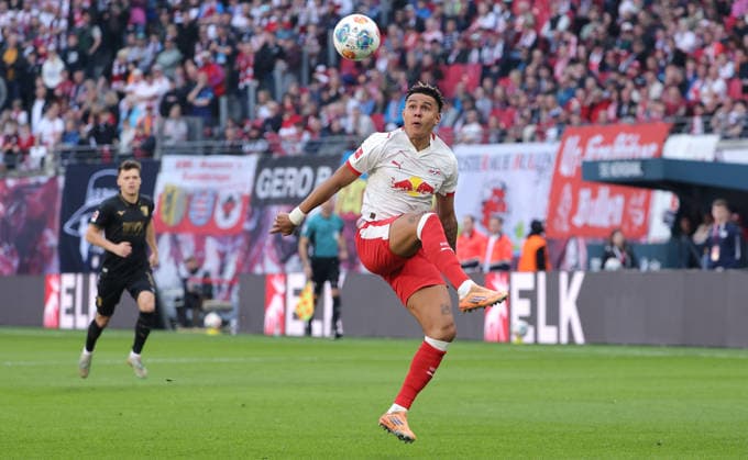 Antonio Nusa am Ball Einzelbild Freisteller Aktion Fußball Fussball DFL Bundesliga Herren 25. Spieltag Saison 2025 2026 07.03.2026 RasenBallsport RB Leipzig RBL vs. FC Augsburg FCA in der RedBull Arena DFL regulations prohibit any use of photographs as image sequences and or quasi-video.