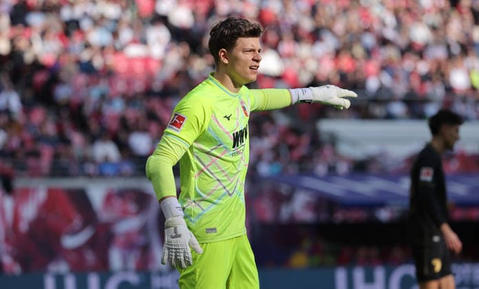 Torwart Finn Dahmen zeigend, gestikulierend Aktion Oberkörper Fußball Fussball DFL Bundesliga Herren 25. Spieltag Saison 2025 2026 07.03.2026 RasenBallsport RB Leipzig RBL vs. FC Augsburg FCA in der RedBull Arena DFL regulations prohibit any use of photographs as image sequences and or quasi-video.