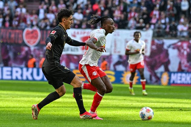 Fußball I Herren I Saison 2025-2026 I Bundesliga I 25. Spieltag I RB Leipzig - FC Augsburg I 07.03.2026 Zweikampf Arthur Chaves (34, FC Augsburg) gegen Yan Diomande (49, RB Leipzig) Leipzig Red Bull Arena Sachsen Deutschland