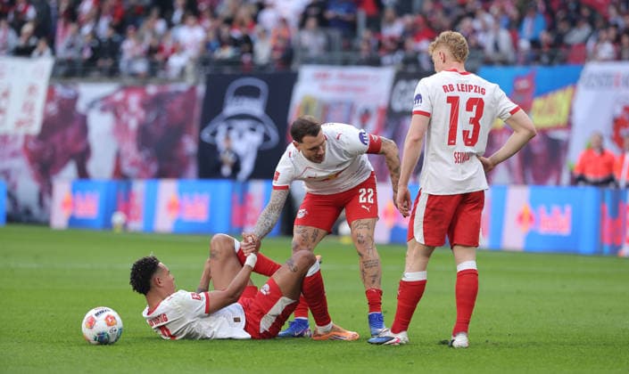 Antonio Nusa, David Raum hilft, Nicolas Seiwald Fußball Fussball DFL Bundesliga Herren 25. Spieltag Saison 2025 2026 07.03.2026 RasenBallsport RB Leipzig RBL vs. FC Augsburg FCA in der RedBull Arena DFL regulations prohibit any use of photographs as image sequences and or quasi-video.