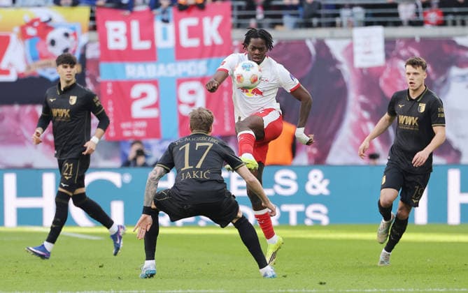 Kristijan Jakic, Castello Lukeba am Ball Zweikampf Spielszene Aktion Fußball Fussball DFL Bundesliga Herren 25. Spieltag Saison 2025 2026 07.03.2026 RasenBallsport RB Leipzig RBL vs. FC Augsburg FCA in der RedBull Arena DFL regulations prohibit any use of photographs as image sequences and or quasi-video.
