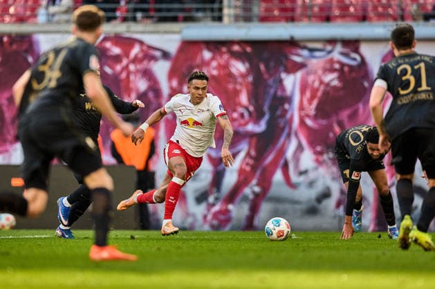 07.03.2026, Fußball, Männer, Bundesliga, 2025 2026, RB Leipzig - FC Augsburg Antonio Nusa (7, RB Leipzig), Freisteller, Aktion, mit Ball, dribbelt sich in den Strafraum Leipzig Red Bull Arena Sachsen Deutschland