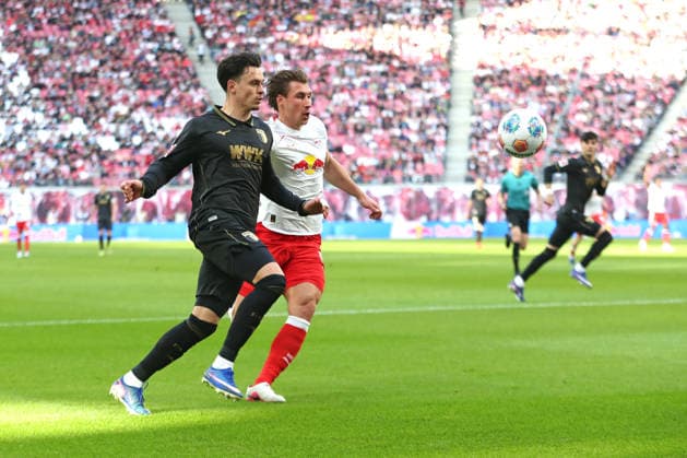 1. Fußball Bundesliga: RB Leipzig - FC Augsburg; 07.03.2026 Fabian Rieder (32, FC Augsburg) gegen Willi Orban (4, RB Leipzig). LEIPZIG, DEUTSCHLAND - MARCH 7: Bundesliga-Spiel RB Leipzig - FC Augsburg in der Red Bull Arena am 25. Spieltag der 1. Bundesliga am March 7, 2026 in Leipzig, Deutschland. DFL REGULATIONS PROHIBIT ANY USE OF PHOTOGRAPHS AS IMAGE SEQUENCES AND OR QUASI-VIDEO.