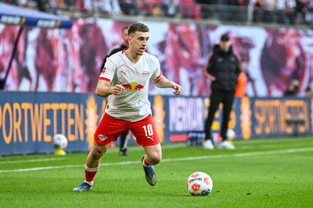 Fußball I Herren I Saison 2025-2026 I Bundesliga I 25. Spieltag I RB Leipzig - FC Augsburg I 07.03.2026 Brajan Gruda (10, RB Leipzig) mit Ball Freisteller, Nahaufnahme, Porträt, Portrait, Einzelfoto, Einzelbild, Körper Leipzig Red Bull Arena Sachsen Deutschland
