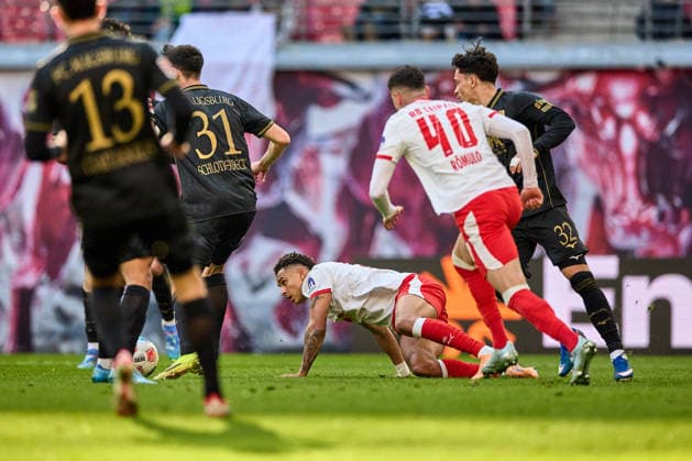 07.03.2026, Fußball, Männer, Bundesliga, 2025 2026, RB Leipzig - FC Augsburg Antonio Nusa (7, RB Leipzig), am Boden, im Strafraum, weggerutscht, schaut zum Ball Leipzig Red Bull Arena Sachsen Deutschland