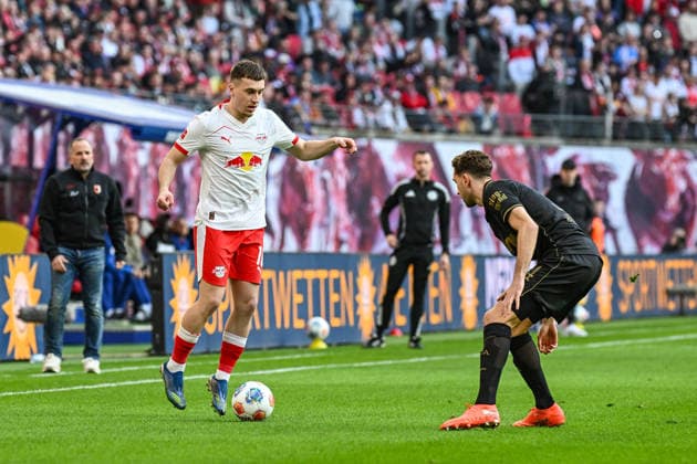 Fußball I Herren I Saison 2025-2026 I Bundesliga I 25. Spieltag I RB Leipzig - FC Augsburg I 07.03.2026 Zweikampf Brajan Gruda (10, RB Leipzig) gegen Arthur Chaves (34, FC Augsburg) Leipzig Red Bull Arena Sachsen Deutschland