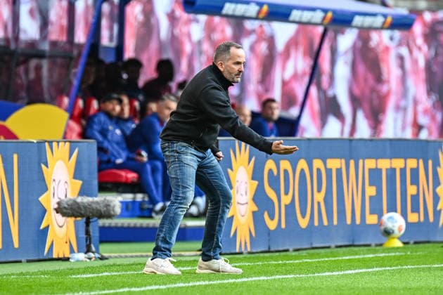 Fußball I Herren I Saison 2025-2026 I Bundesliga I 25. Spieltag I RB Leipzig - FC Augsburg I 07.03.2026 Manuel Baum (Trainer, FC Augsburg) Freisteller, Nahaufnahme, Porträt, Portrait, Einzelfoto, Einzelbild, Körper Leipzig Red Bull Arena Sachsen Deutschland