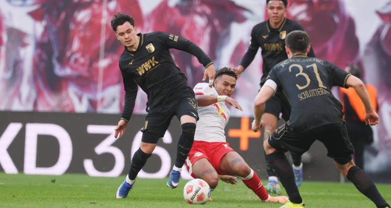 RB Leipzig - Augsburg Bundesliga Leipzig, 07.03.2026, Red Bull Arena, Fußball, 1.Bundesliga, 25.Spieltag , RB Leipzig vs. FC Augsburg , Im Bild von links: Fabian Rieder ( 32,Augsburg)1, Antonio Nusa (7, RB Leipzig), Keven Schlotterbeck ( 31,Augsburg). , Nur zur redaktionellen Nutzung. Only editorial use. , DFL DFB regulations prohibit any use of photographs as image sequences and or quasi-video. ,