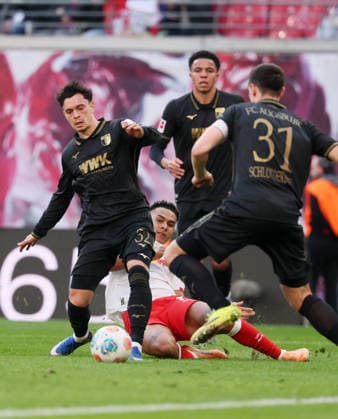 RB Leipzig - Augsburg Bundesliga Leipzig, 07.03.2026, Red Bull Arena, Fußball, 1.Bundesliga, 25.Spieltag , RB Leipzig vs. FC Augsburg , Im Bild von links: Fabian Rieder ( 32,Augsburg), Antonio Nusa (7, RB Leipzig), Noahkai Banks ( 40,Augsburg), Keven Schlotterbeck ( 31,Augsburg). , Nur zur redaktionellen Nutzung. Only editorial use. , DFL DFB regulations prohibit any use of photographs as image sequences and or quasi-video. ,