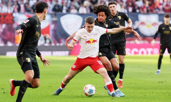 RB Leipzig - Augsburg Bundesliga Leipzig, 07.03.2026, Red Bull Arena, Fußball, 1.Bundesliga, 25.Spieltag , RB Leipzig vs. FC Augsburg , Im Bild von vorn: Brajan Gruda (10, RB Leipzig), Han-Noah Massengo ( 4,Augsburg). , Nur zur redaktionellen Nutzung. Only editorial use. , DFL DFB regulations prohibit any use of photographs as image sequences and or quasi-video. ,