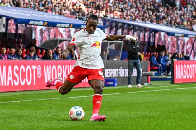 Fußball I Herren I Saison 2025-2026 I Bundesliga I 25. Spieltag I RB Leipzig - FC Augsburg I 07.03.2026 Yan Diomande (49, RB Leipzig) spielt den Ball Freisteller, Nahaufnahme, Porträt, Portrait, Einzelfoto, Einzelbild, Körper Leipzig Red Bull Arena Sachsen Deutschland